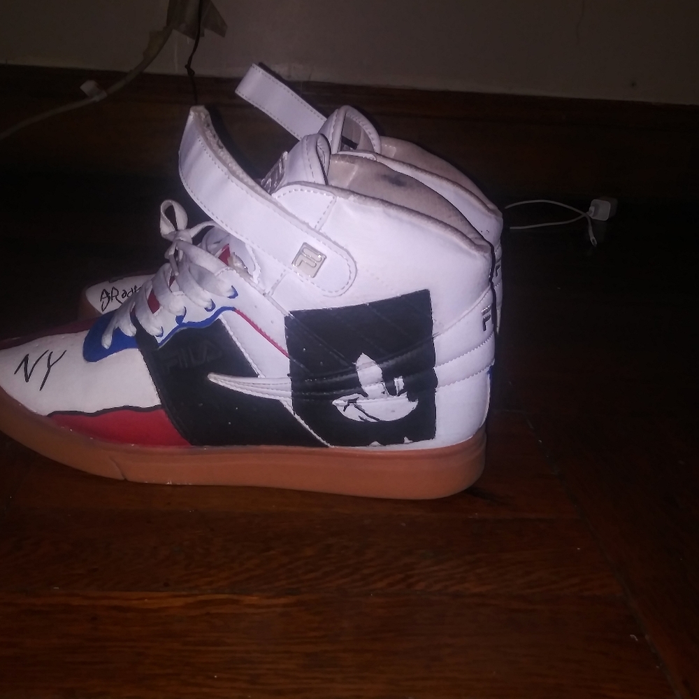 Some sneakers - Picture 3 of 4